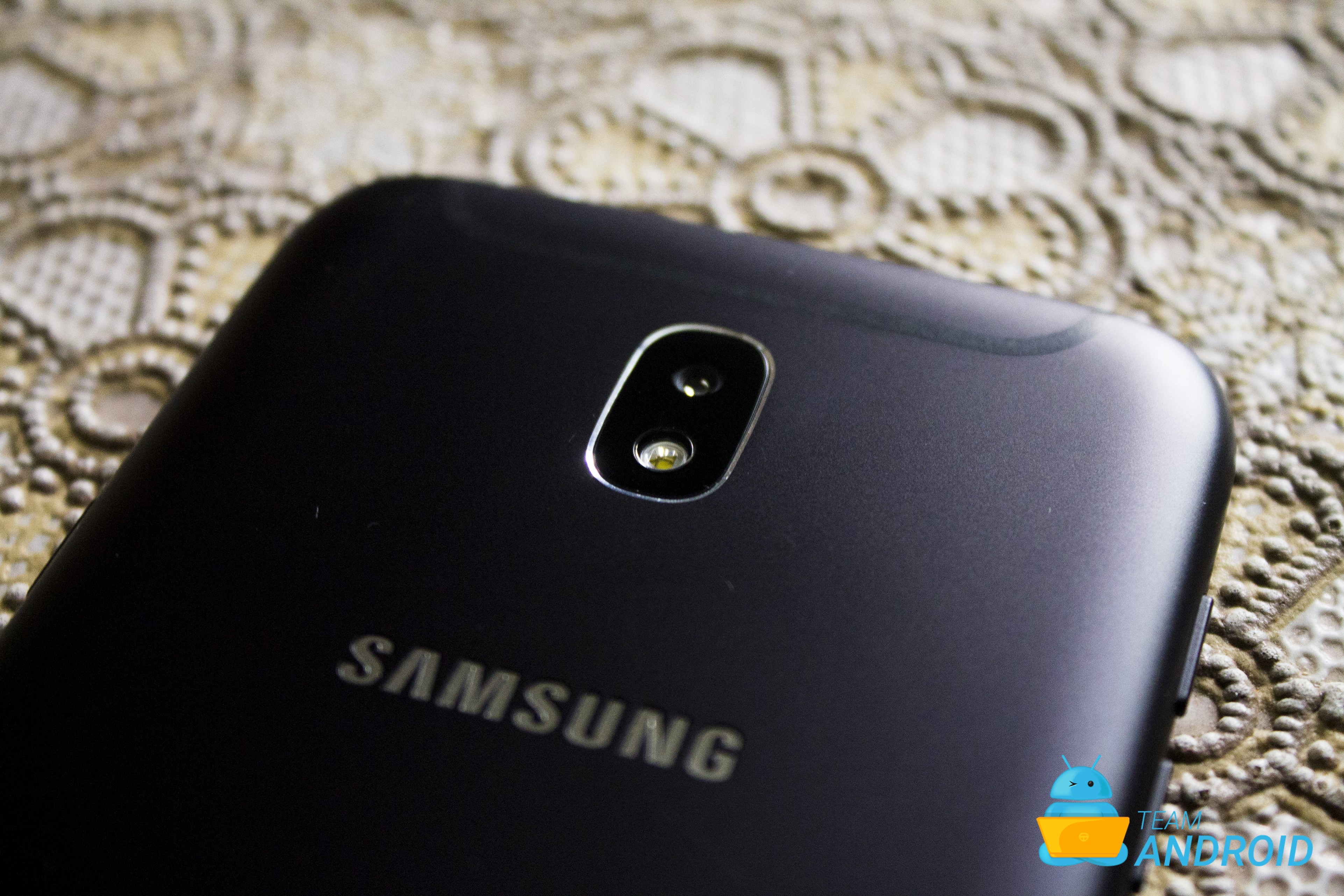 Samsung Galaxy J7 Pro Review 12
