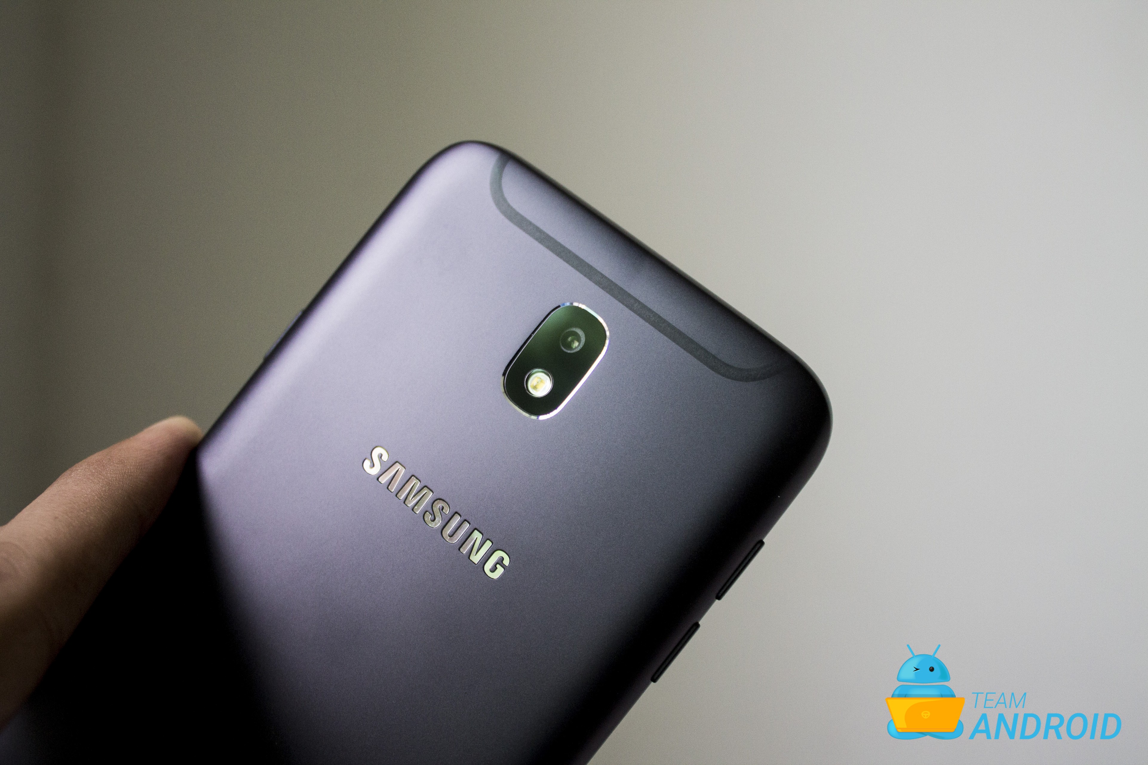 Samsung Galaxy J7 Pro Review 2